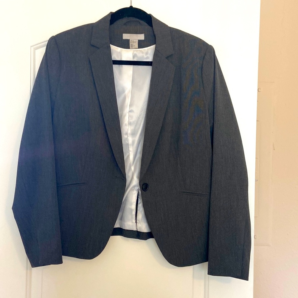 H&M blazer - Grey - size 14 . Cropped style - white lining - 1 button back vent